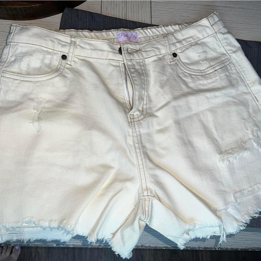 Cream Jean shorts from pink Lily. Size 33